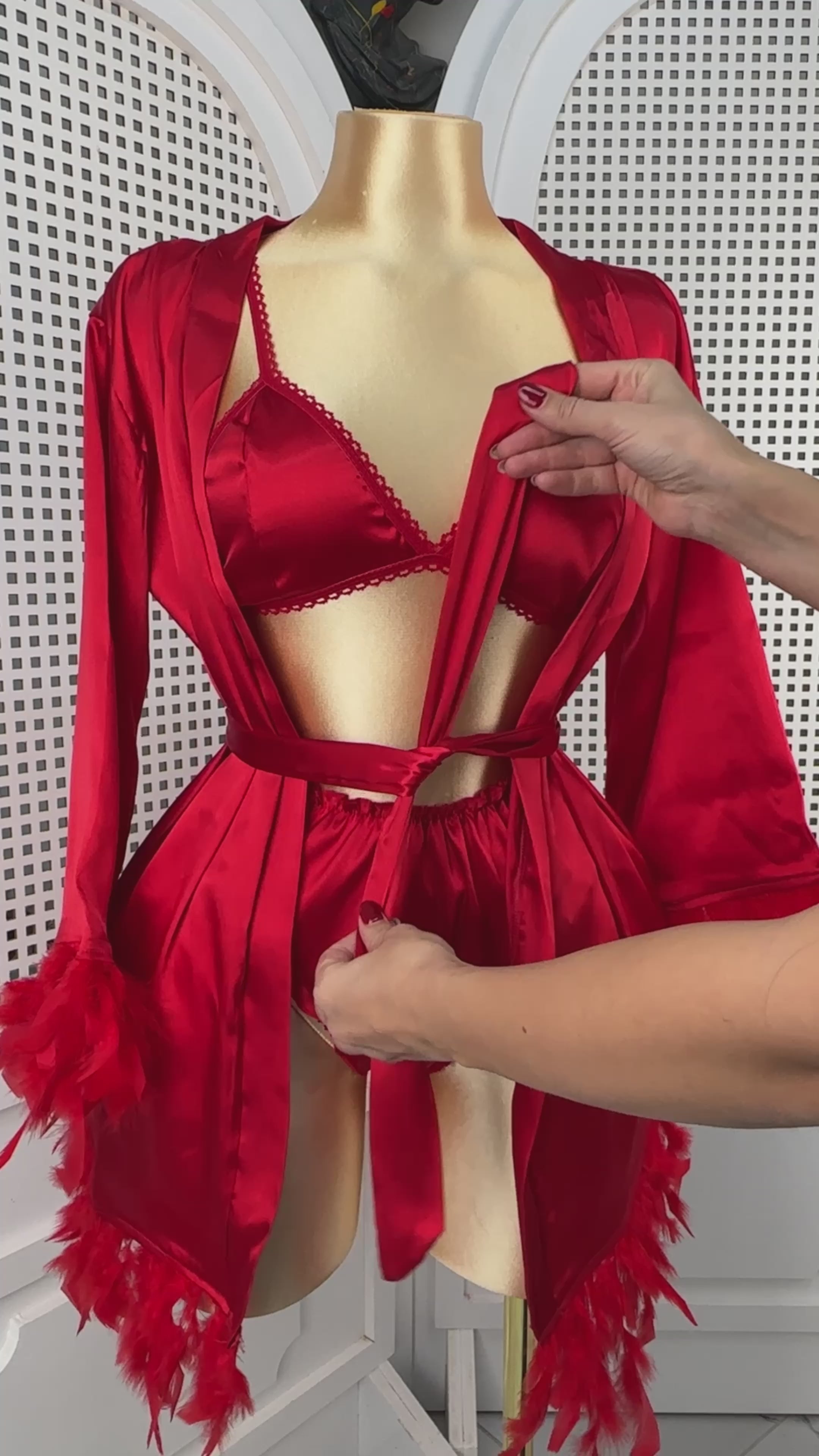 Ateş Kırmızı Tüylü Saten Sabahlık & Hediye İç Çamaşırı Takımı